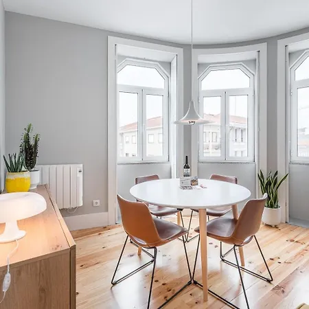 Guestready - Colorful Near Agosto Station