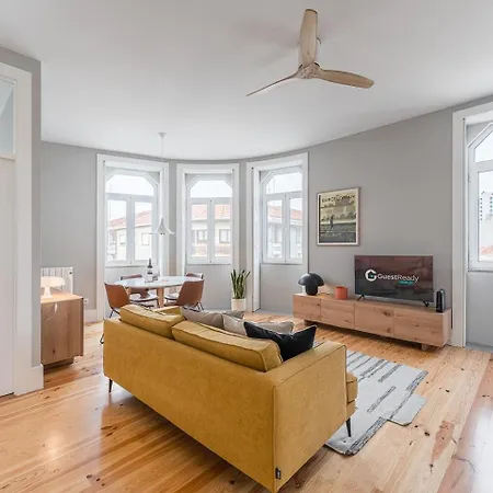 Daire Guestready - Colorful Near Agosto Station