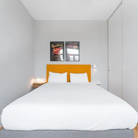 Guestready - Colorful Near Agosto Station