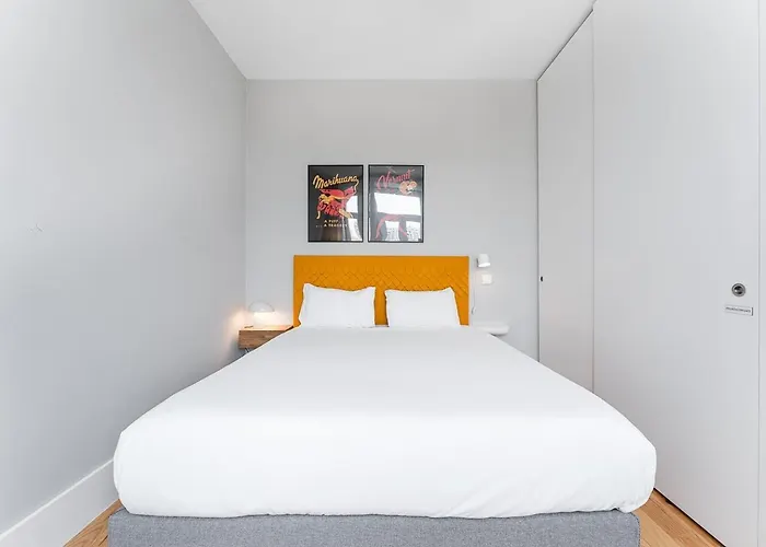 Guestready - Colorful Near Agosto Station